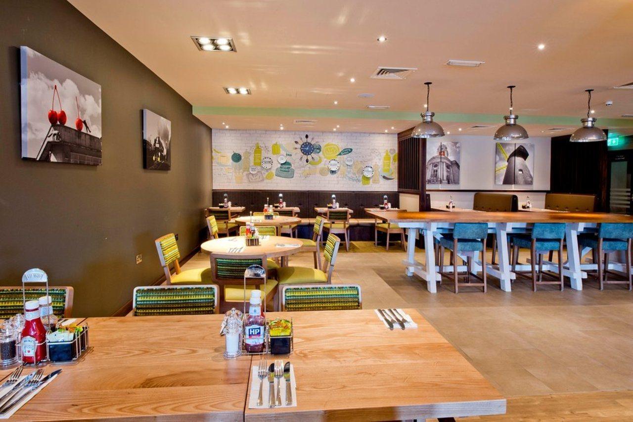 Premier Inn Staines Upon Thames Extérieur photo