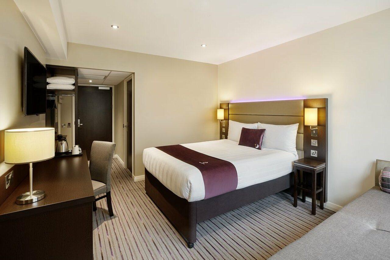 Premier Inn Staines Upon Thames Extérieur photo